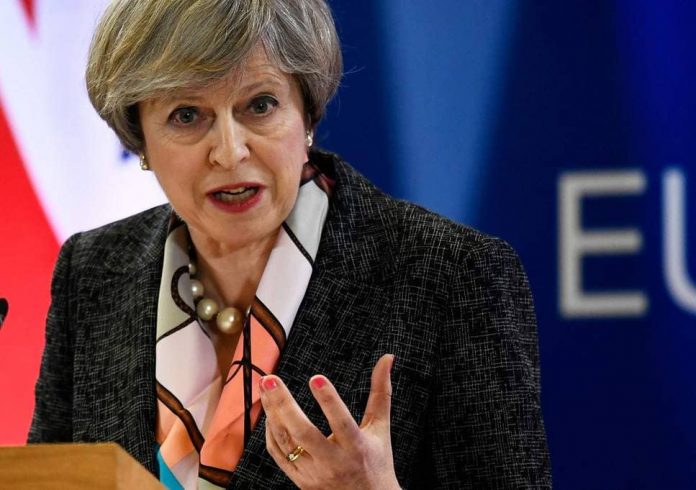 Britsky parlament odmietol dohodu Theresy Mayovej s EU, libra zazila volatilny tyzden.